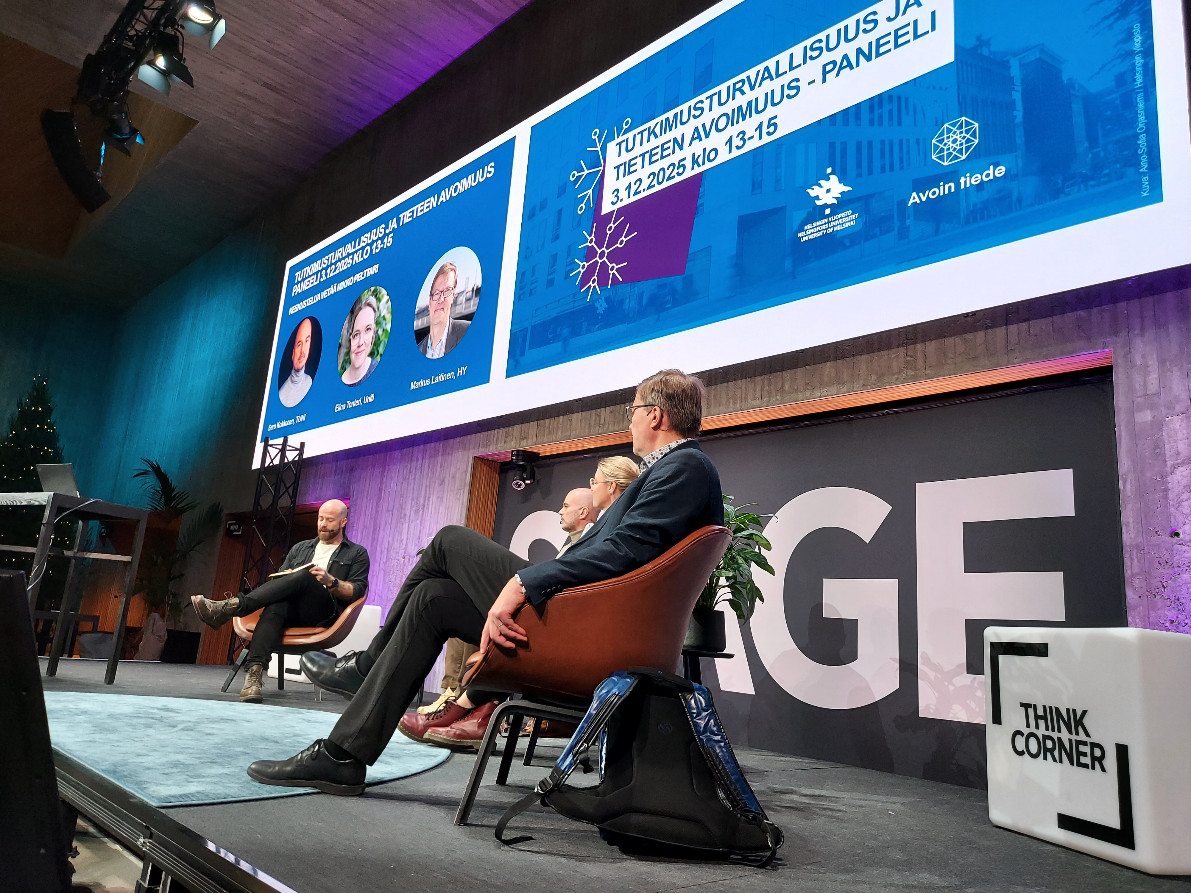 Tutkimusturvallisuuden ja tieteen avoimuuden kysymyksiä pohdittiin Tiedekulman Stagella. Keskustelua veti tiedetoimittaja Mikko Pelttari. Kuva: TSV.