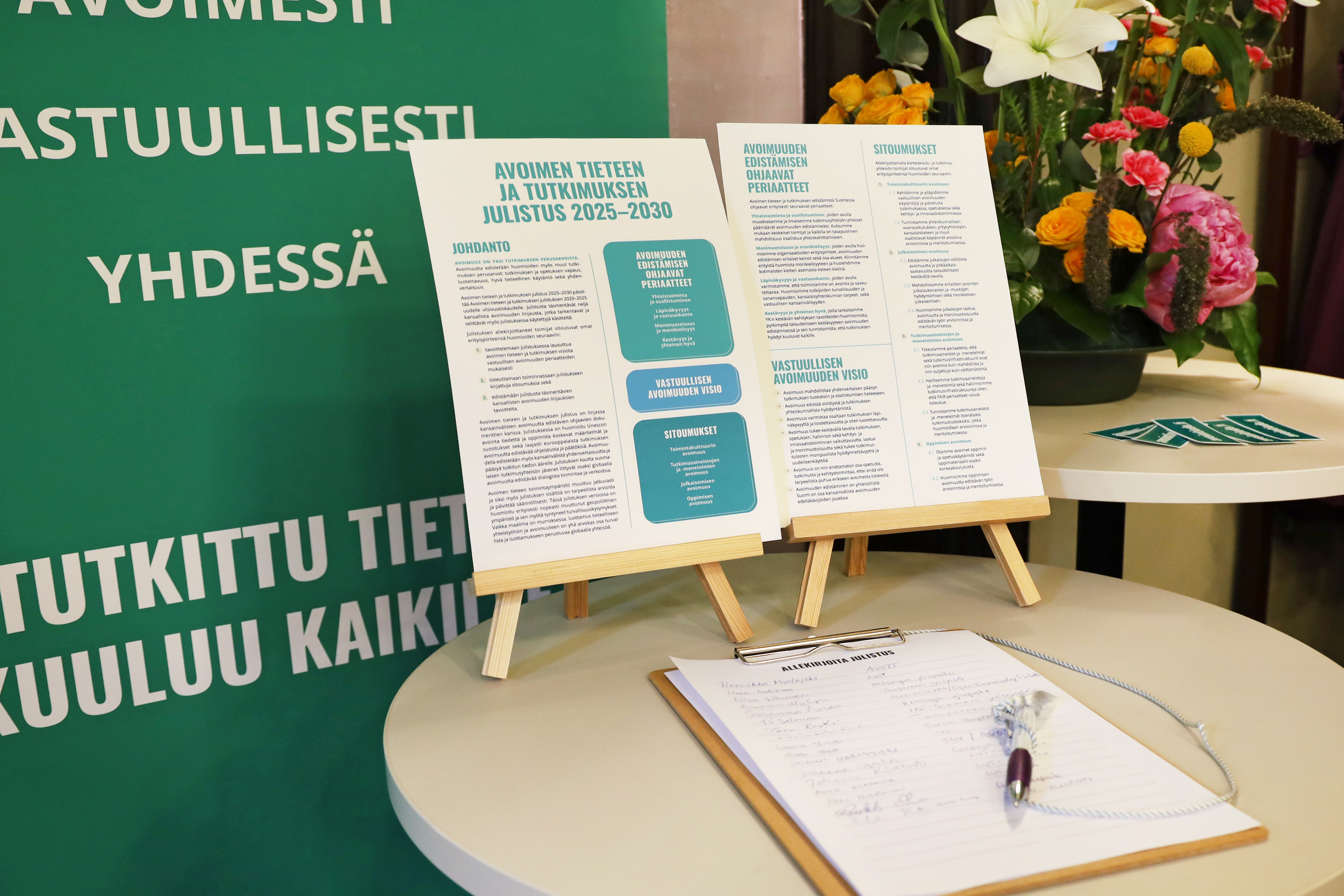 Avoimen tieteen julistuksen allekirjoituspiste kesäpäivillä.