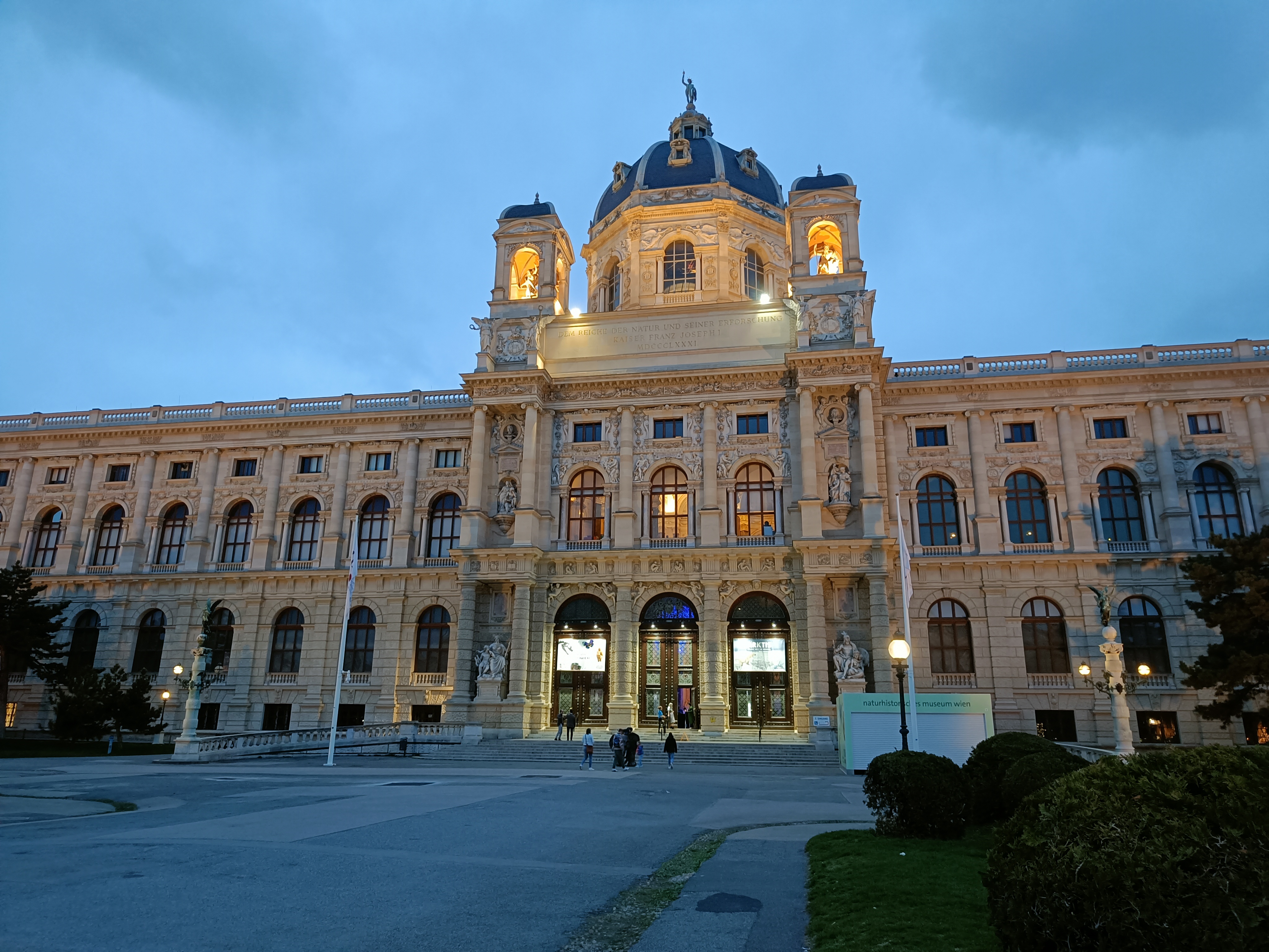 Wienin luonnontieteellinen museo iltahämärässä.