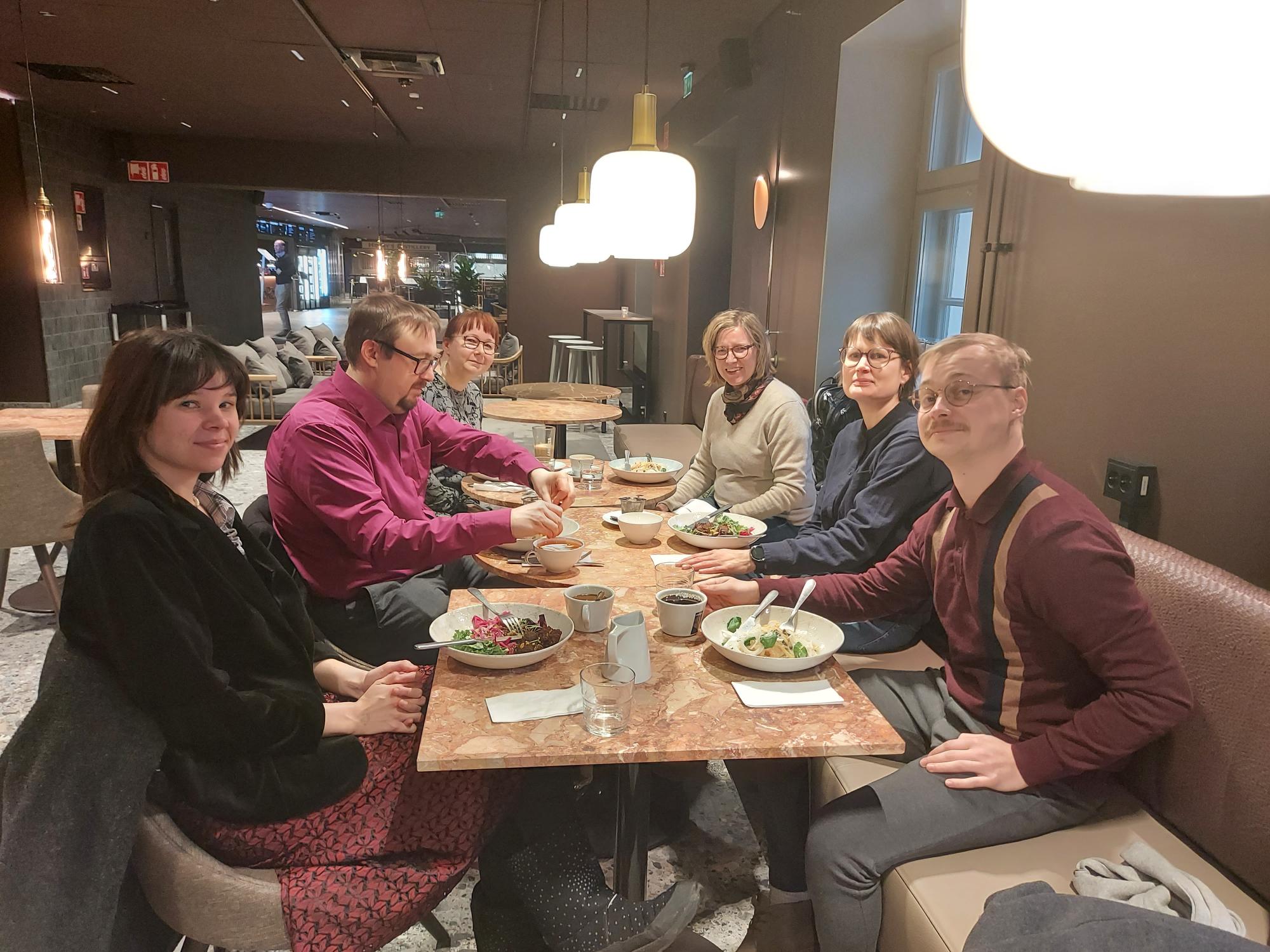 AVOTT-sihteeristö 2023 lounaalla. Vasemmalta oikealle: Amanda Häkkinen, Ilmari Jauhiainen, Elina Koivisto, Marita Kari, Hanna Lahdenperä ja Jonni Karlsson.