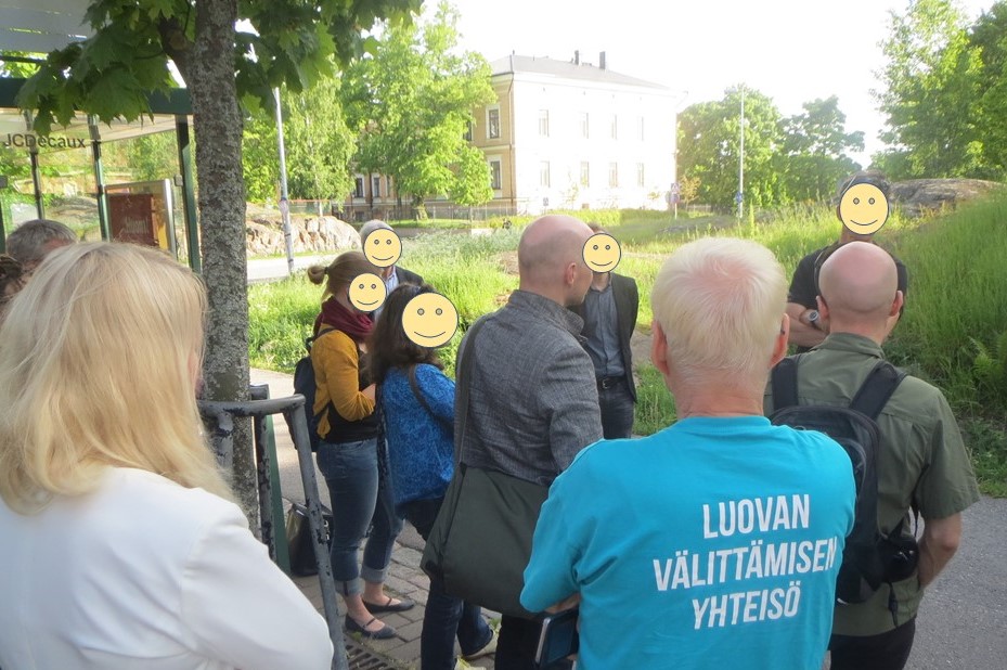 Kaupunkiaktivismista kiinnostuneita ratikkakierroksella Helsingissä. 