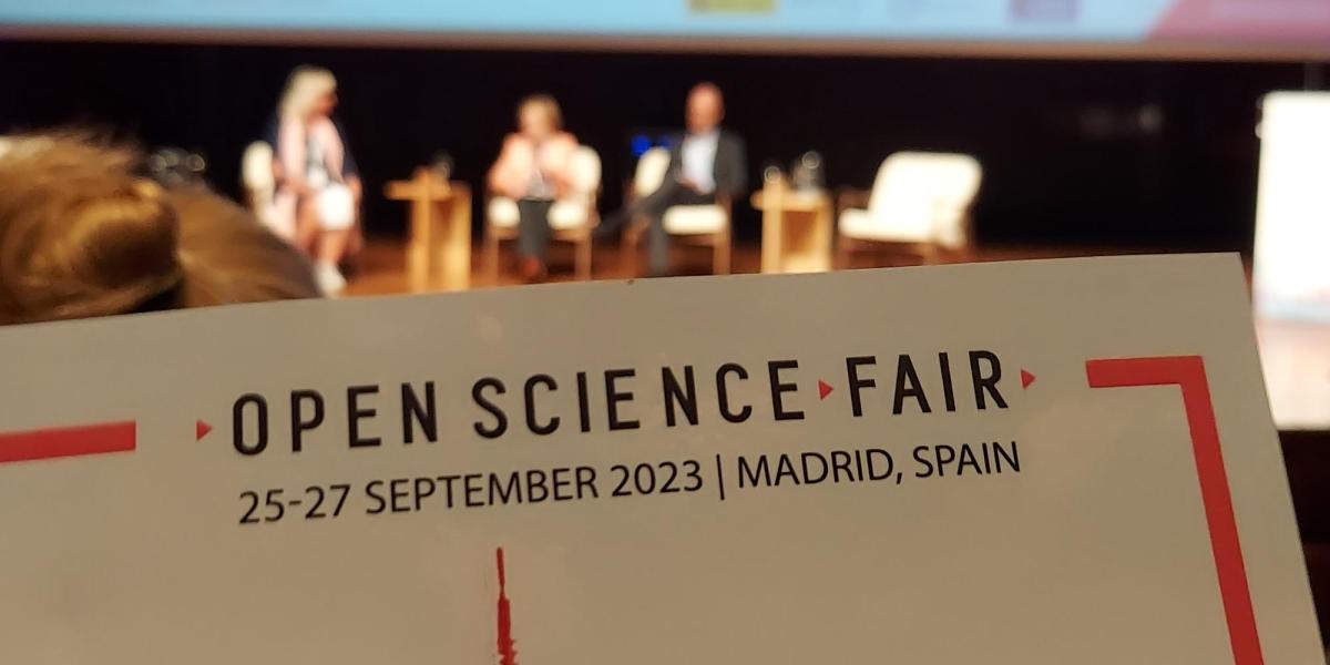 Kuva Open Science Fair 2023 -tapahtuman yleisöstä Madridista. 