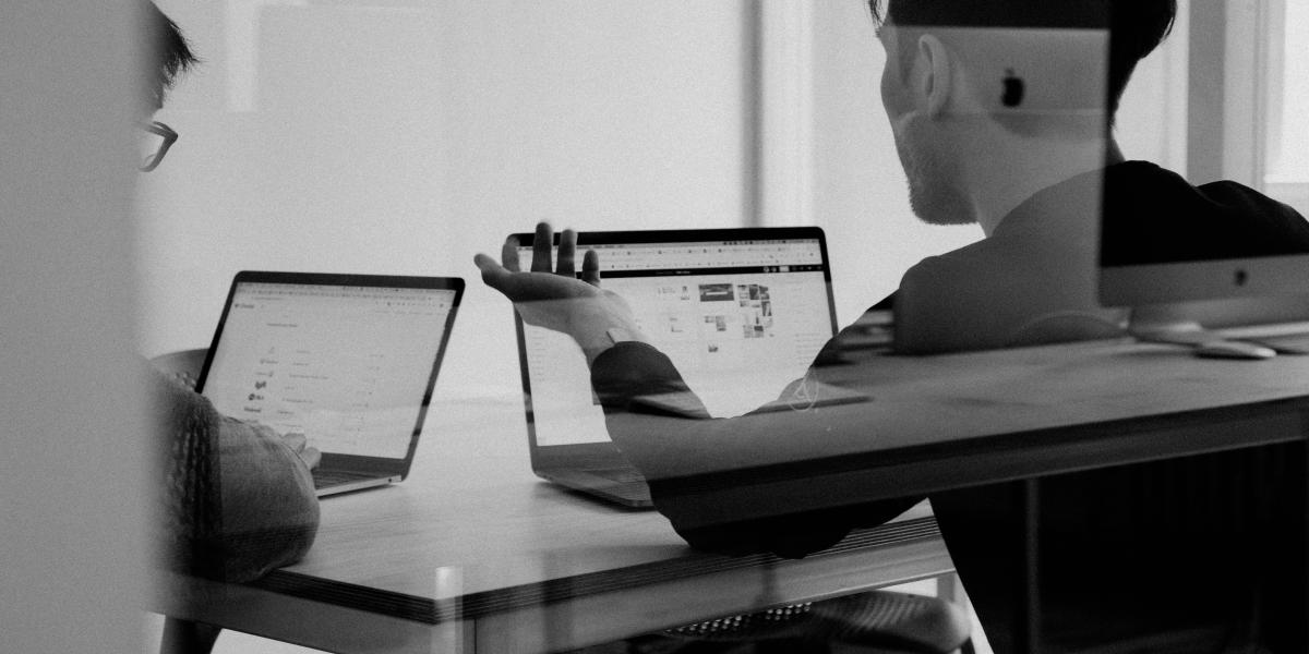 Kuvituskuva toimistosta, jossa on ihmisiä. 