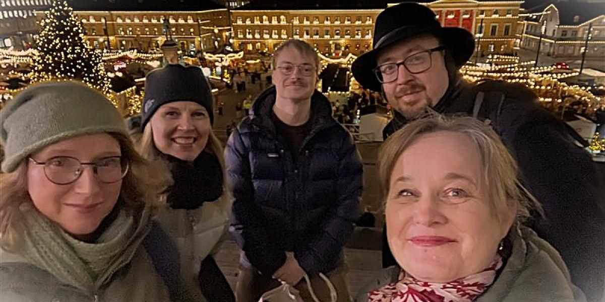 AVOTT-sihteeristö joulutorilla. 