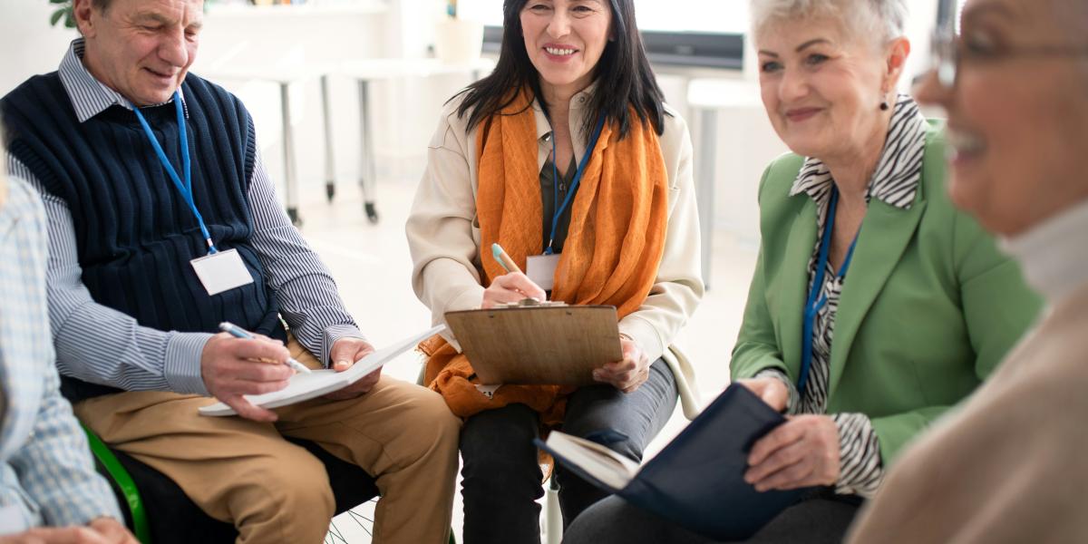 Kuvituskuva jossa ihmiset keskustelee piirissä istuen