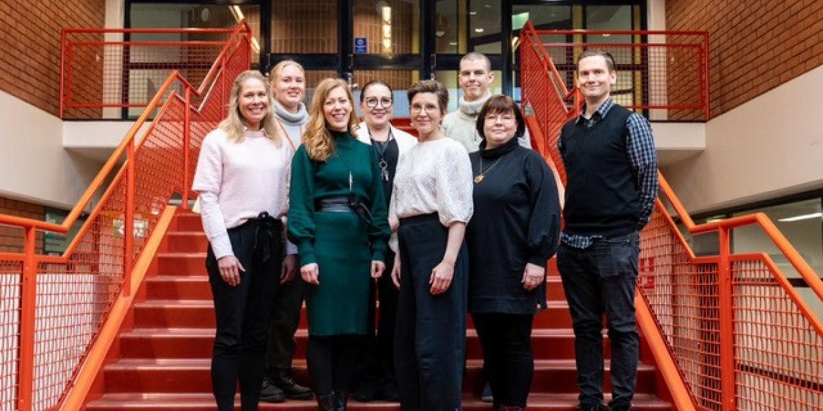 Professori Marjukka Kolehmainen ja ravitsemusterapeutti Kirsikka Aittola (ryhmäkuvassa eturivin keskellä) avaavat tutkimukseen perustuvaa ravitsemustietoa FOODNUTRI-hankkeessa. 