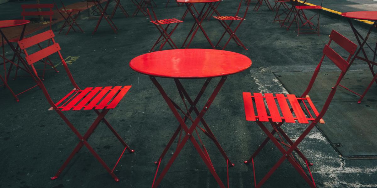 Punaisia tuoleja ja pöytä.