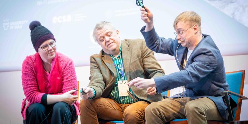 Thora Herrmann, Petteri Laihonen ja Jonni Karlsson ECSA-konferenssin avajaistilaisuudessa.