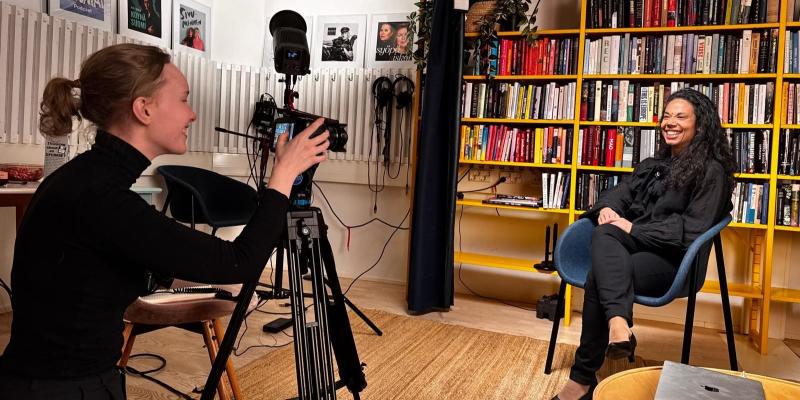 Shadia Rask podcastin kuvauksissa. 