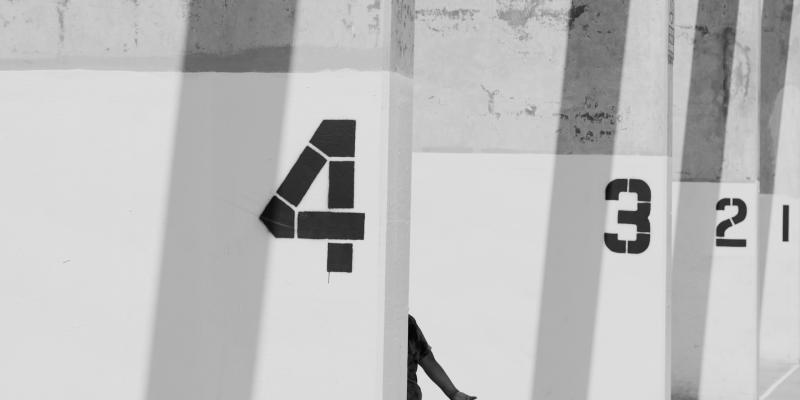 mustavalkoinen kuva jossa numerot 4, 3, 2 ja 1 