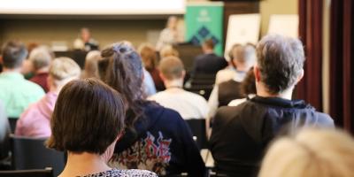 Avoimen tieteen kesäpäivien 2025 yleisöä.
