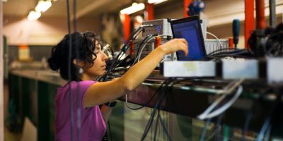 Nainen tallentaa dataa tietokoneelle.