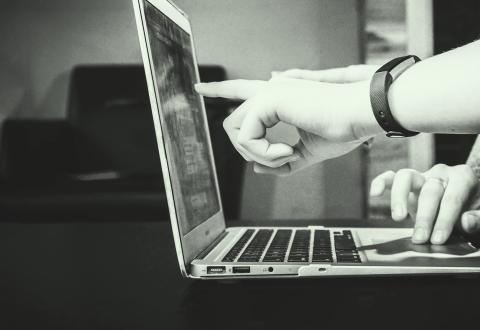 Tieto-ja viestintätekniikkaa esittävä kuvituskuva