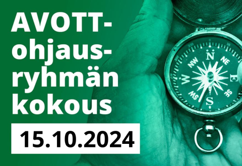 Vihreäsävyinen kuva, jossa näkyy kompassia kädessään pitelevä henkilö. Kuvassa on myös teksti 'AVOTT-ohjausryhmän kokous 15.10.2024' valkoisilla kirjaimilla.