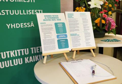 Kuvassa on avoimen tieteen julistus AVOTT-kesäpäivillä vuonna 2025.