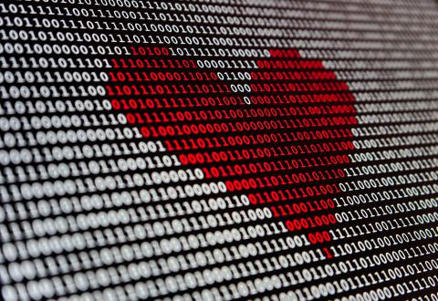 Kuvituskuva, jossa punainen sydän ohjelmistokoodia muistuttavan tekstin päällä.