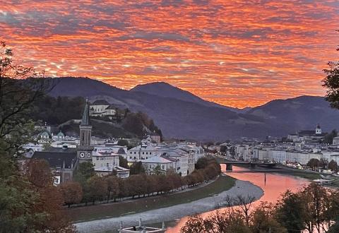 Kuva maisemasta Salzburgissa auringonnousun aikaan