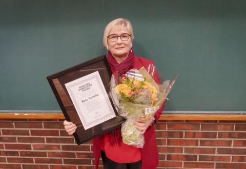 Palvelupäällikkö Anne Sunikka palkittiin vuoden 2025 avoimen tieteen palkinnolla monivuotisesta työstään avoimen tieteen parissa.